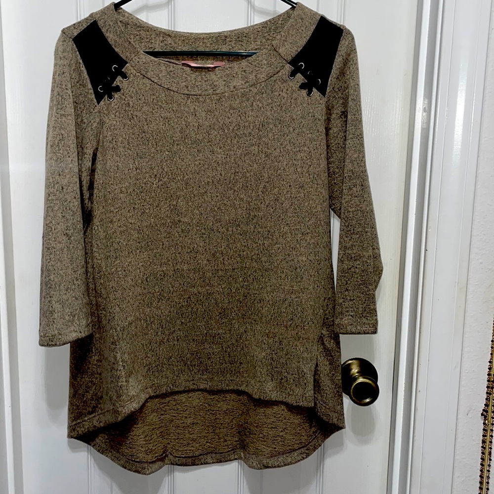 SJS- Size S. Brown top with black